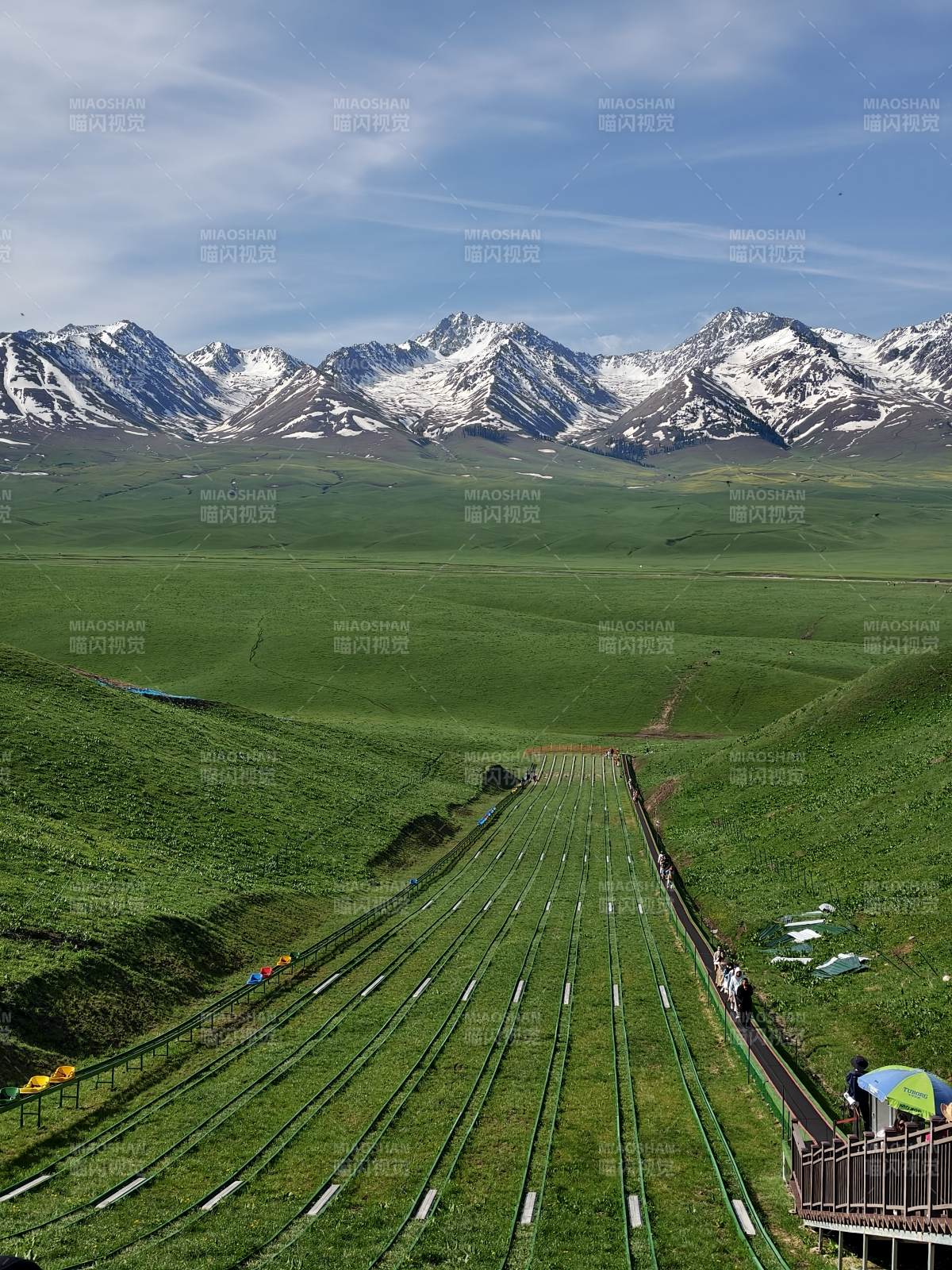 雪山草原滑草场风光图片