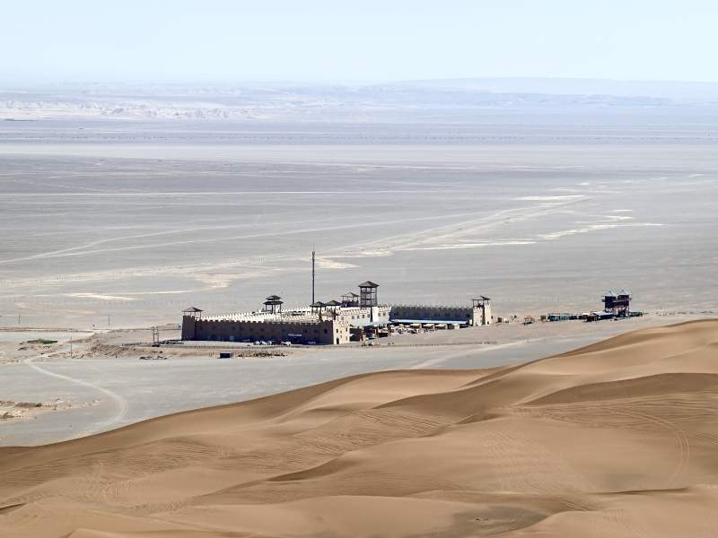 沙漠中的孤堡图片