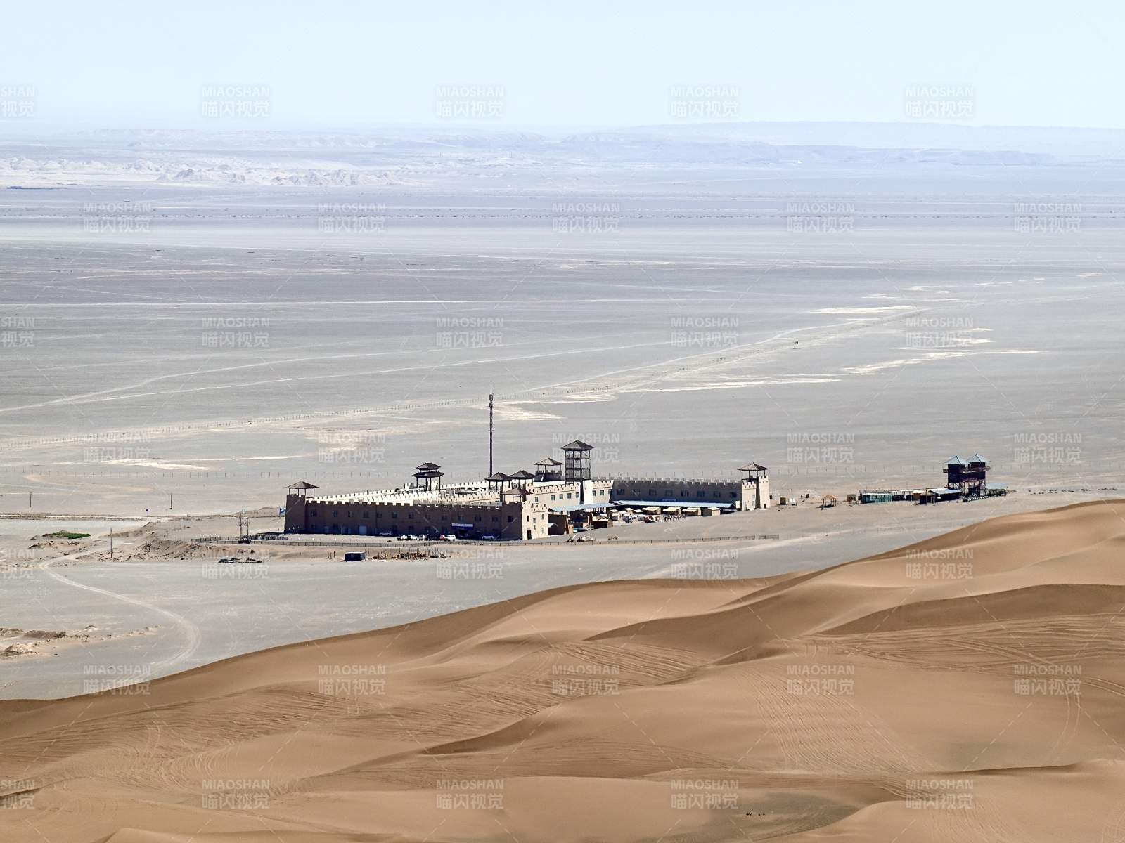 沙漠中的孤堡图片