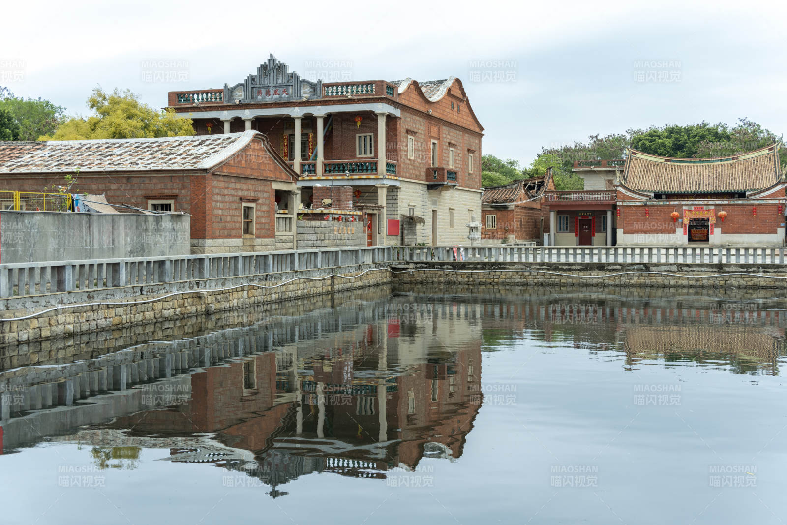 古厝映水 红砖倒影静美图片