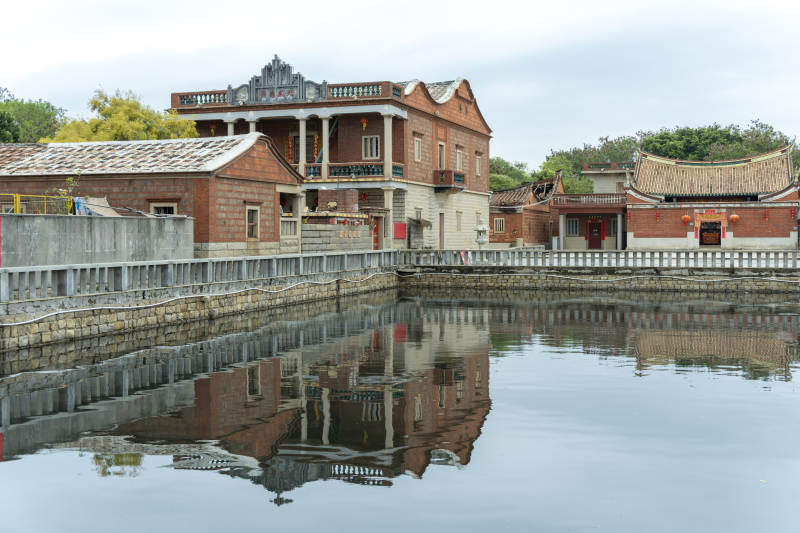 古厝映水 红砖倒影静美图片