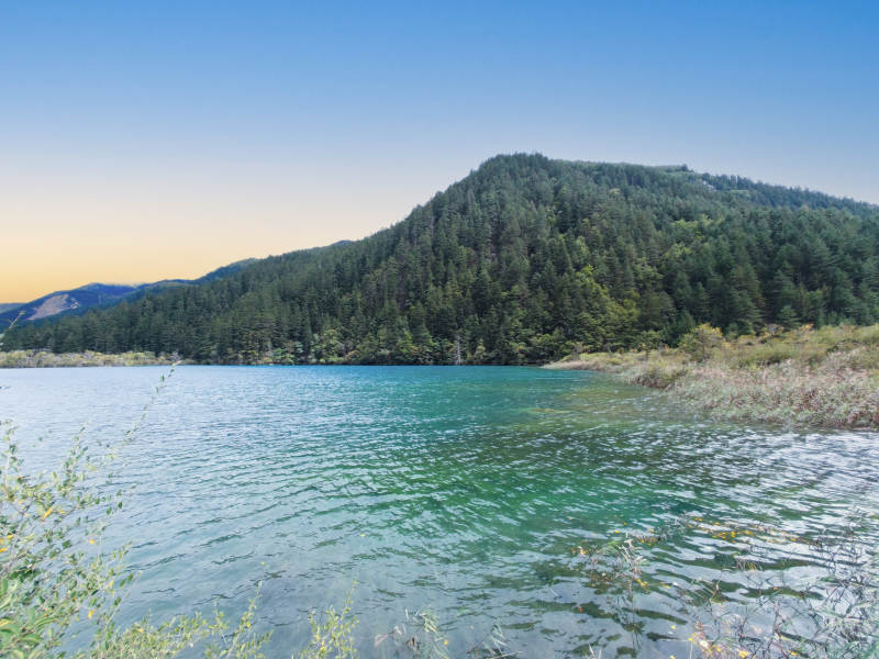 青山碧水映蓝天图片