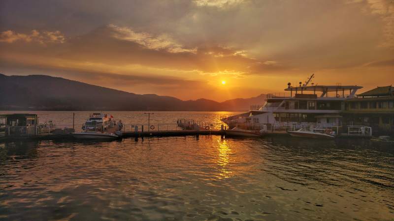 夕阳码头 金辉映水静泊舟图片