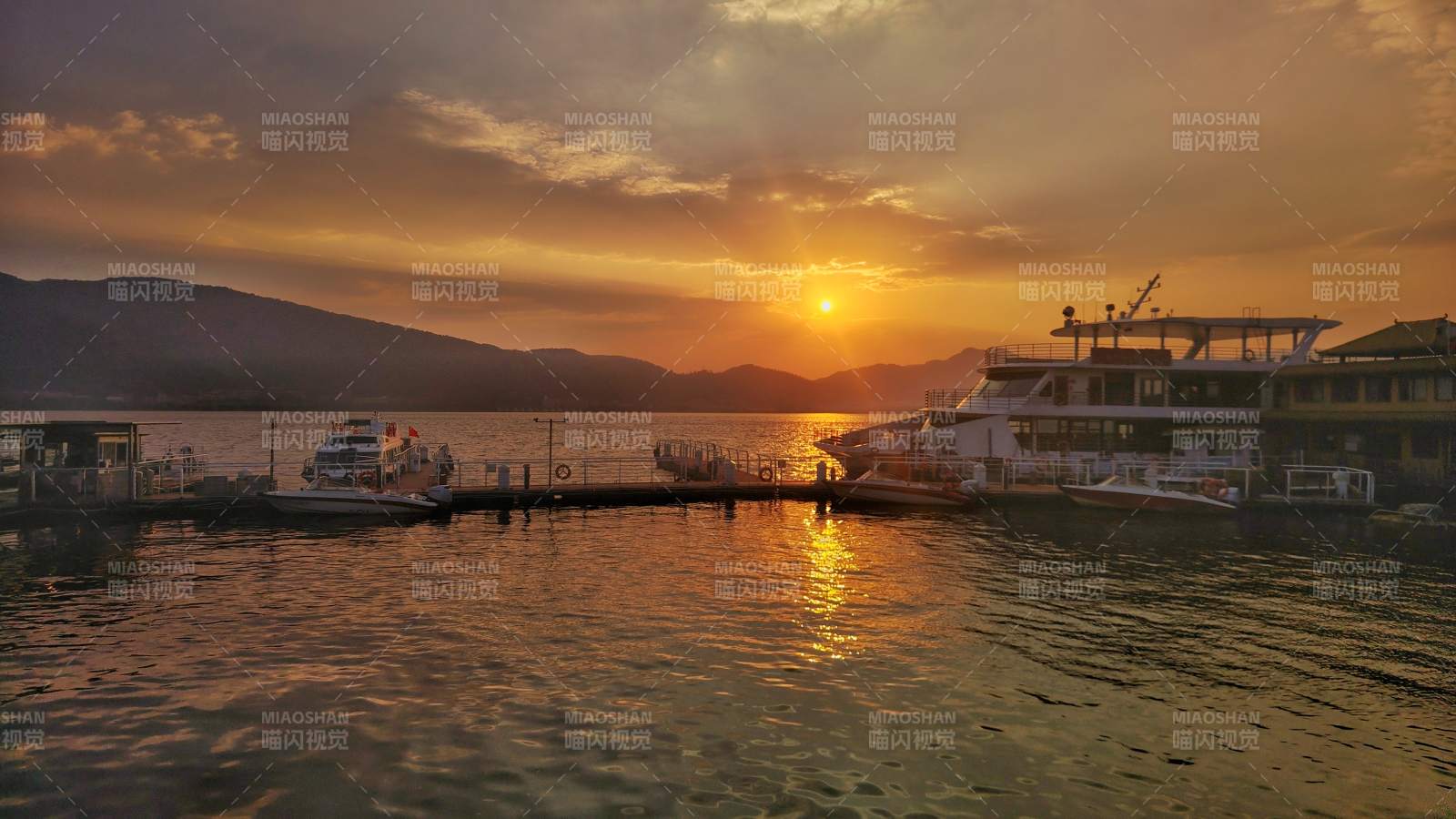 夕阳码头 金辉映水静泊舟图片