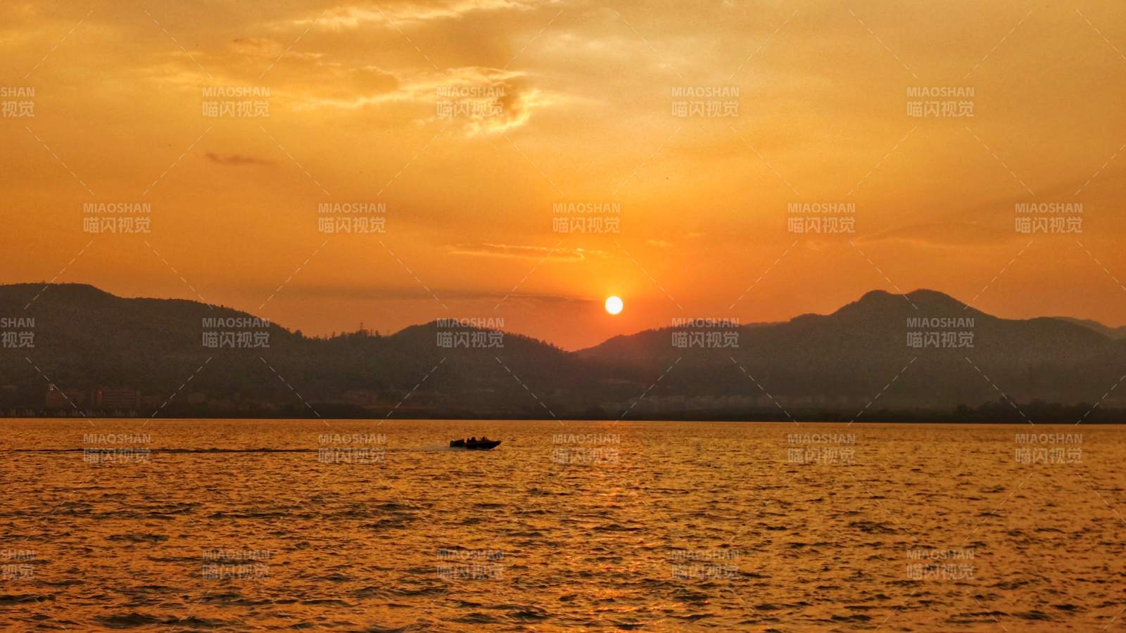 夕阳西下 湖上孤舟归图片