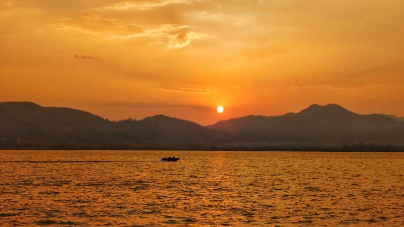 夕阳西下 湖上孤舟归图片