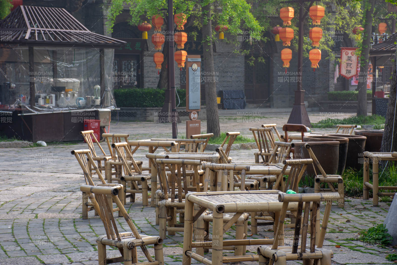 台儿庄古城古街竹椅灯笼静景图片