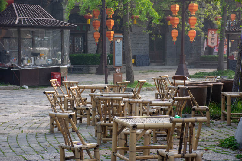 台儿庄古城古街竹椅灯笼静景图片
