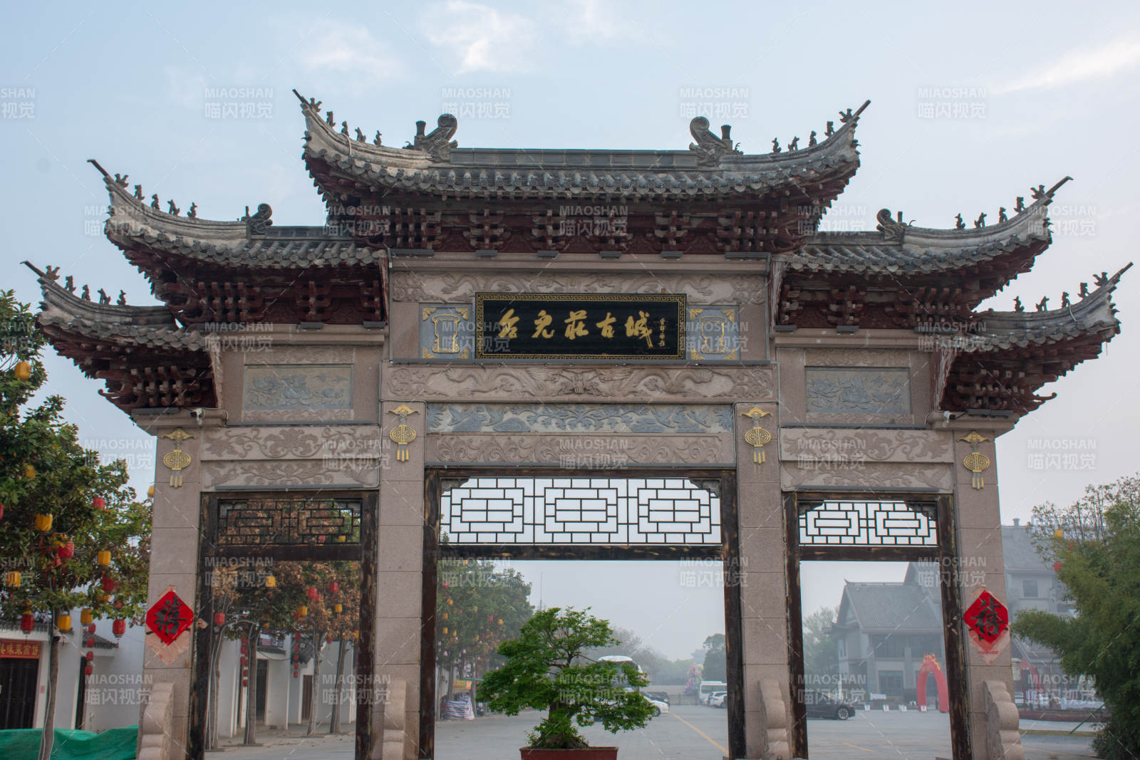 台儿庄古城古镇牌坊迎客来图片