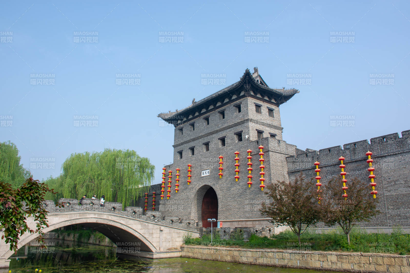 台儿庄古城古城楼映水 红灯笼点缀图片