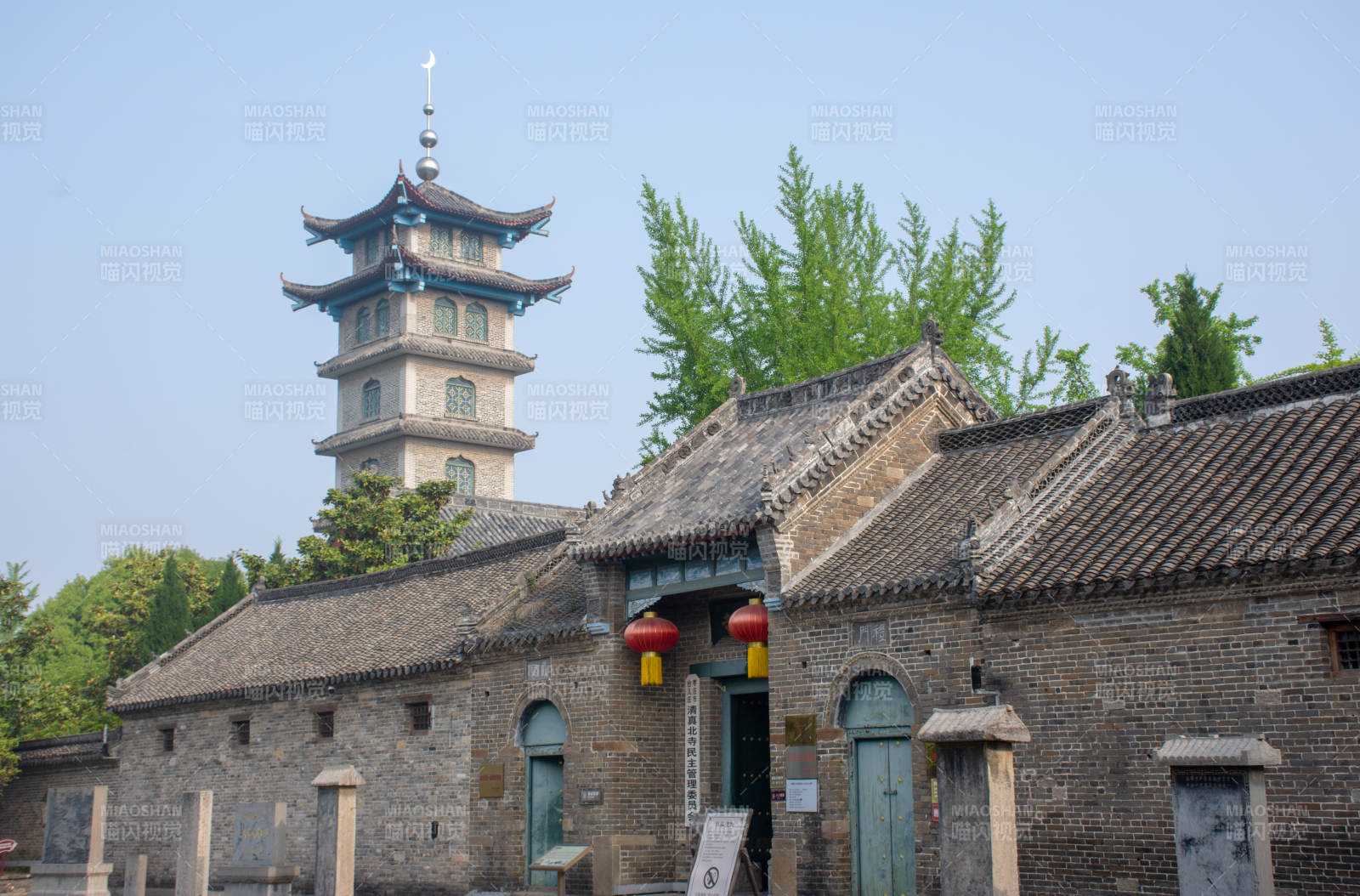 古塔映青砖 红灯笼点缀图片