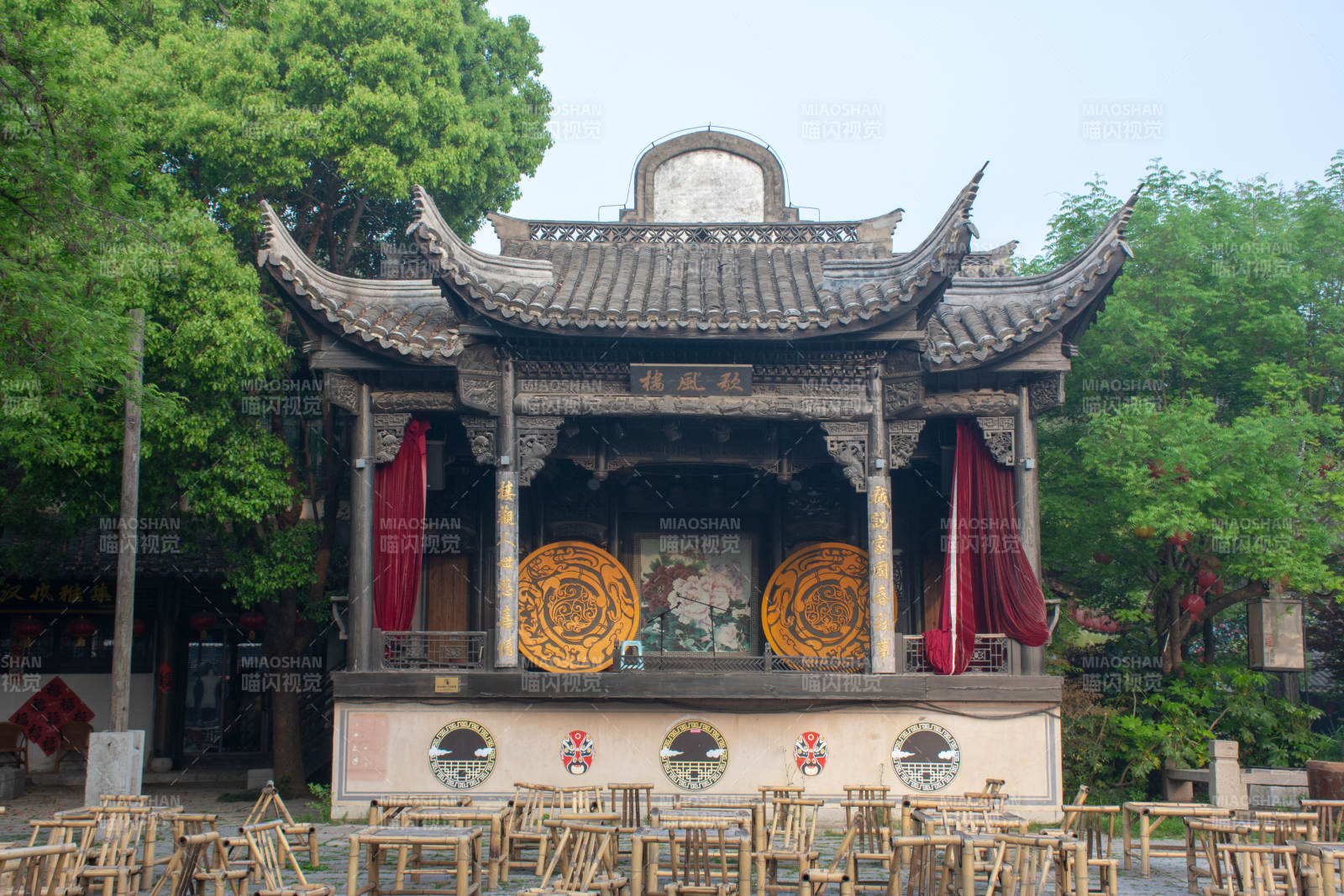 台儿庄古城古戏台前竹椅列 红帘金鼓映绿树图片