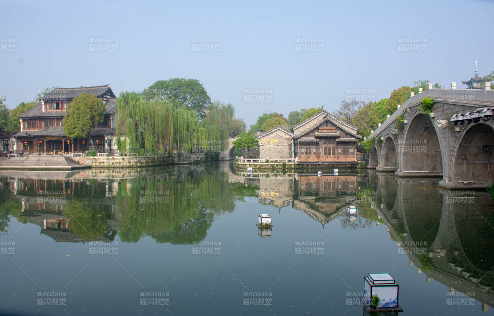 水乡古桥映柳影图片