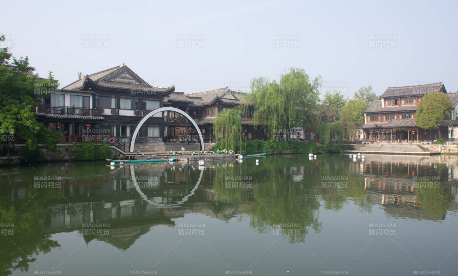 水乡古韵 月洞门映碧波图片