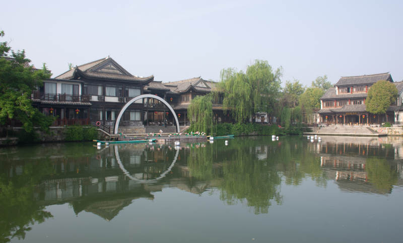 水乡古韵 月洞门映碧波图片