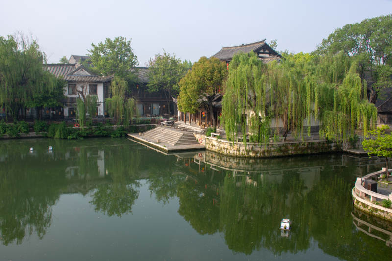 江南水乡 柳影映古建图片