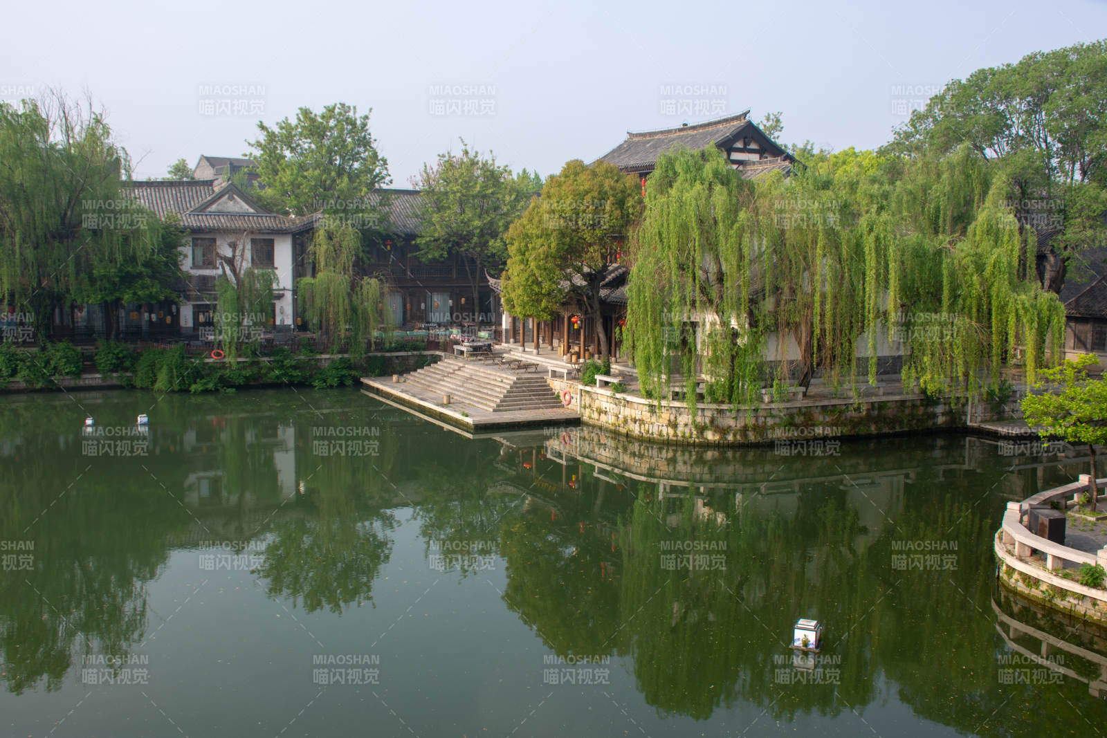 江南水乡 柳影映古建图片