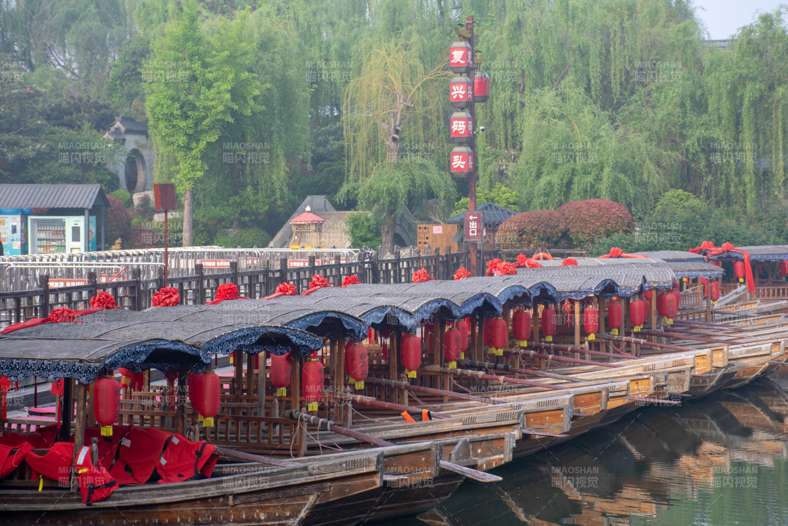 古运河畔红灯船影图片