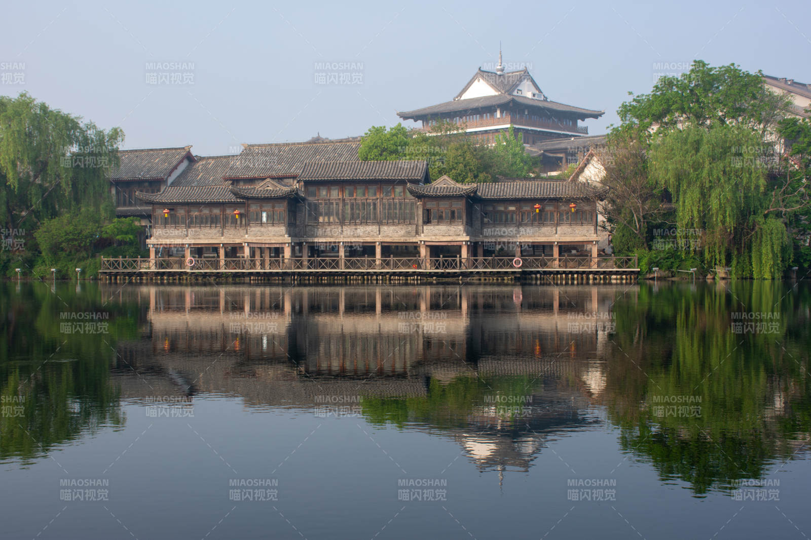 湖光古建映水间图片
