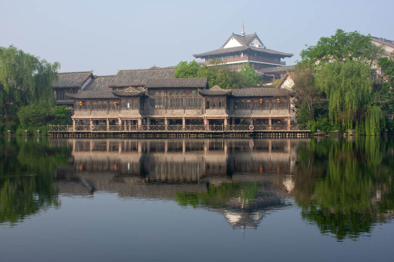 湖光古建映水间图片