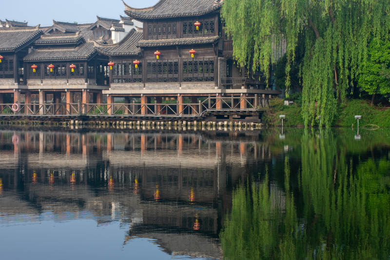 古建临水 柳影倒映如诗图片