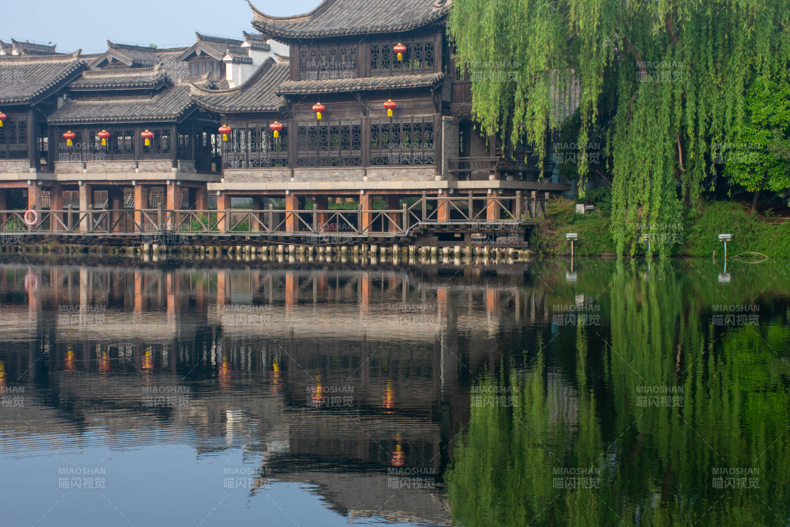 古建临水 柳影倒映如诗图片