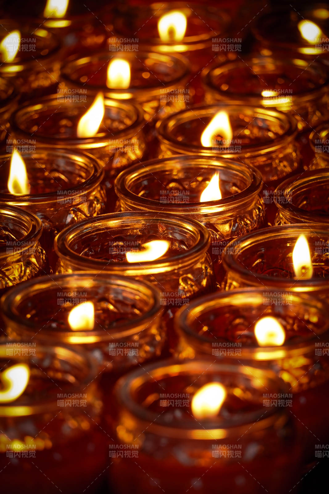 烛光摇曳 温暖人心图片