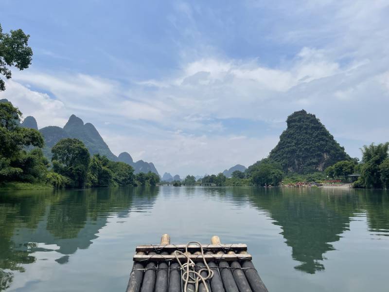 漓江竹筏游 山水如画境图片