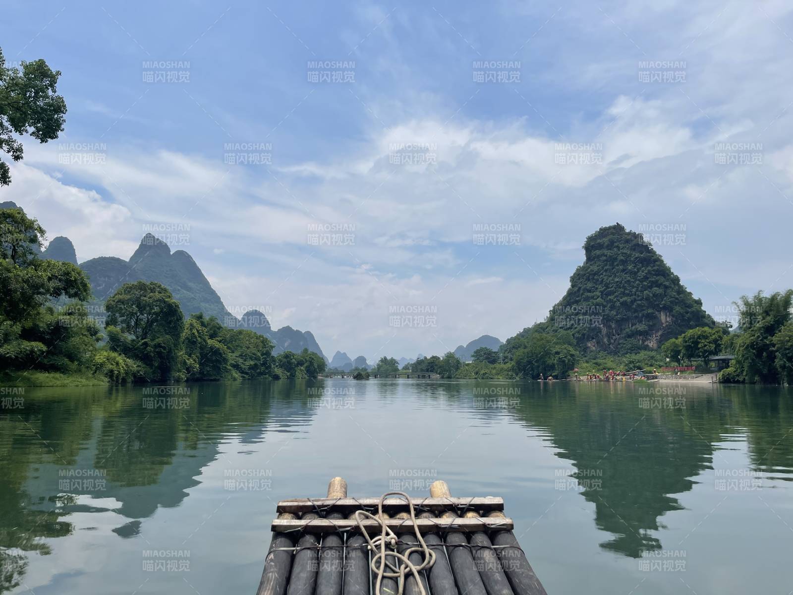 漓江竹筏游 山水如画境图片