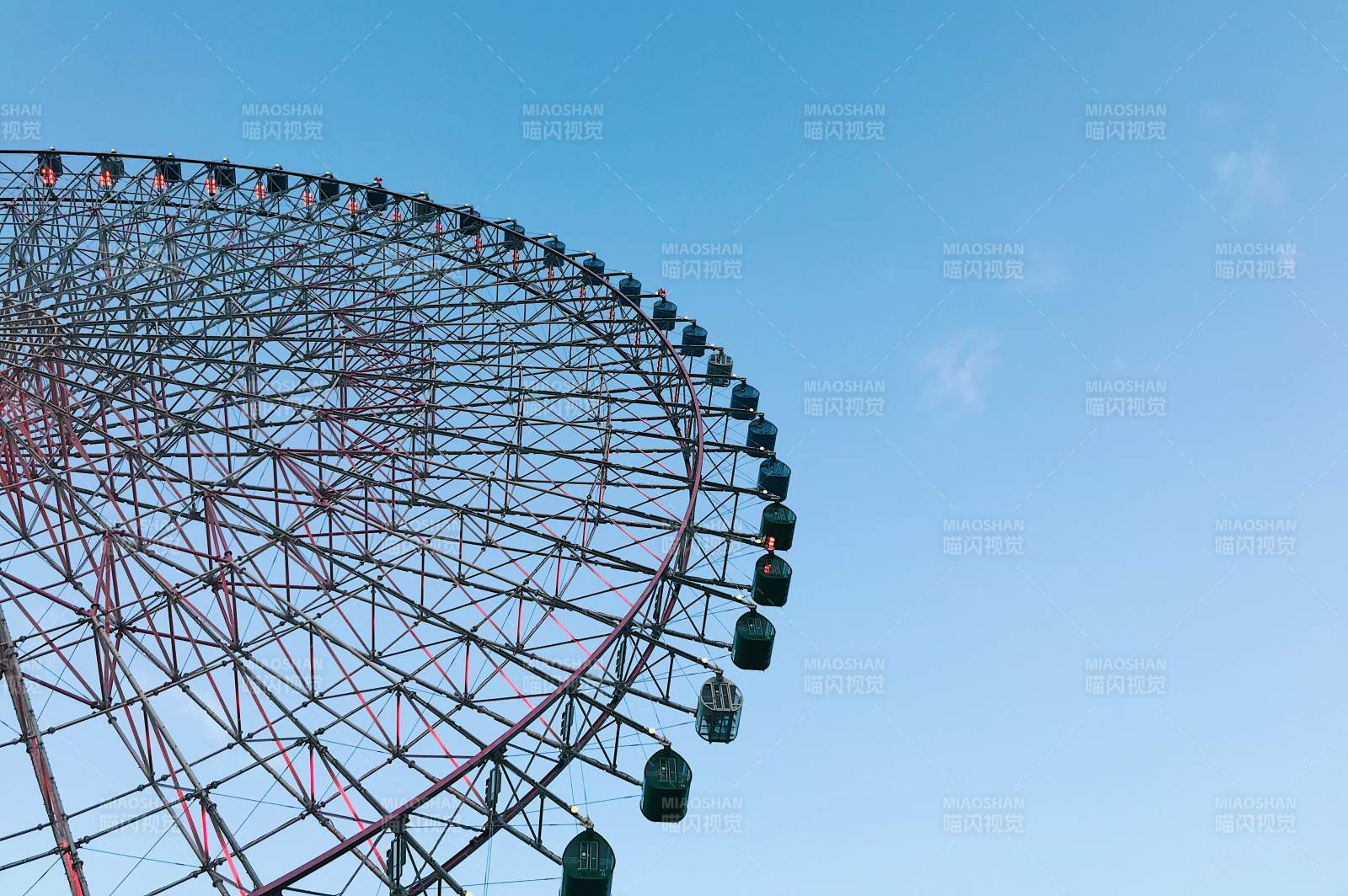 摩天轮下的蓝天梦境图片