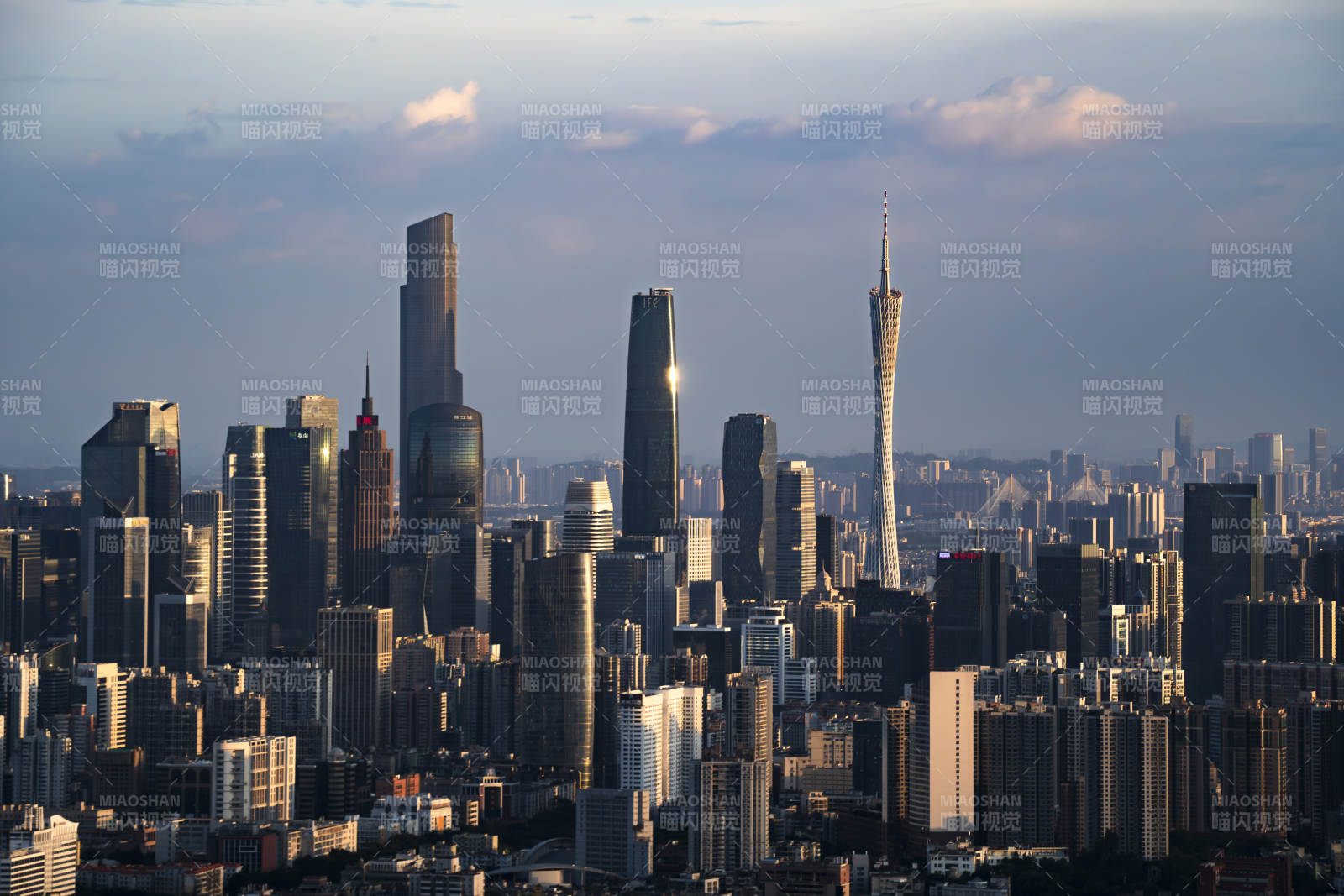 广州天际线 塔楼映霞光图片