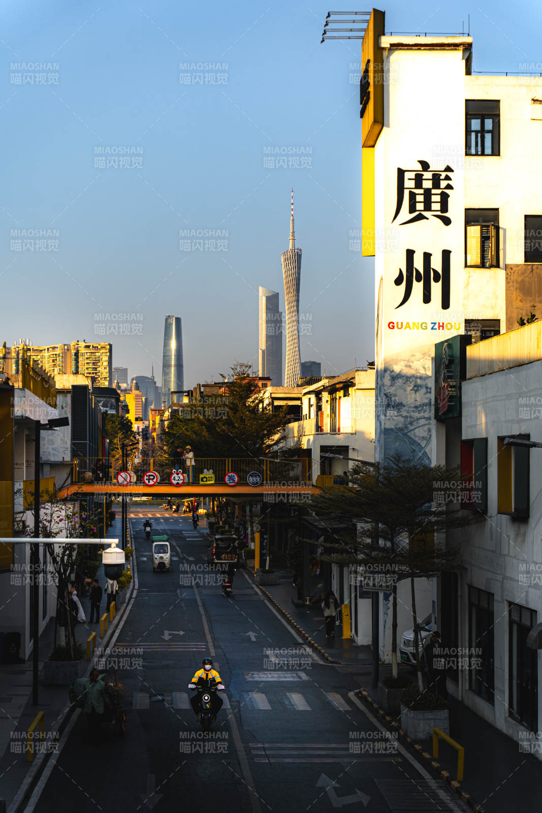 广州街景 老巷望见小蛮腰图片