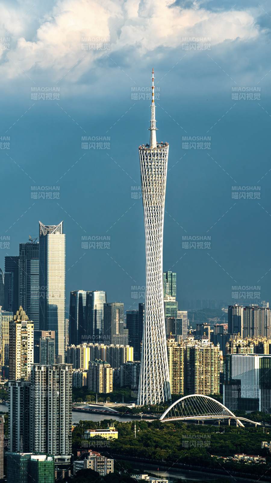 广州塔矗立云下 城景壮丽图片