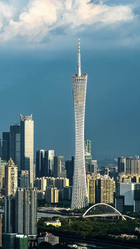 广州塔矗立云下 城景壮丽图片
