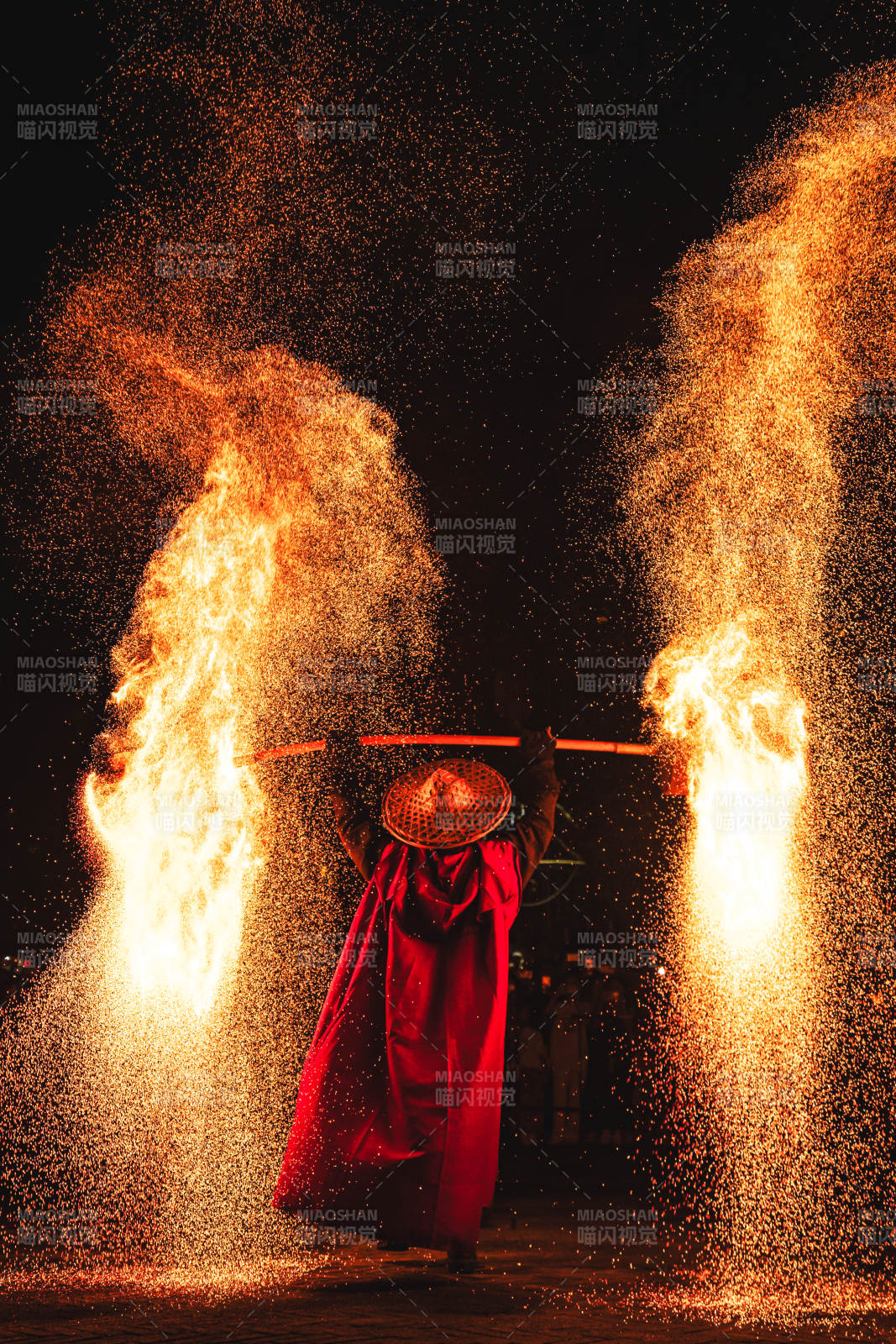 火舞红袍 夜绽双焰龙图片