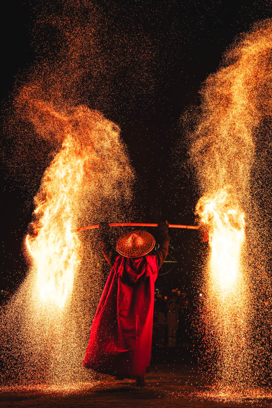 火舞红袍 夜绽双焰龙图片