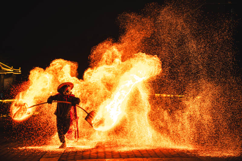 火舞之夜 焰花飞溅的狂欢图片
