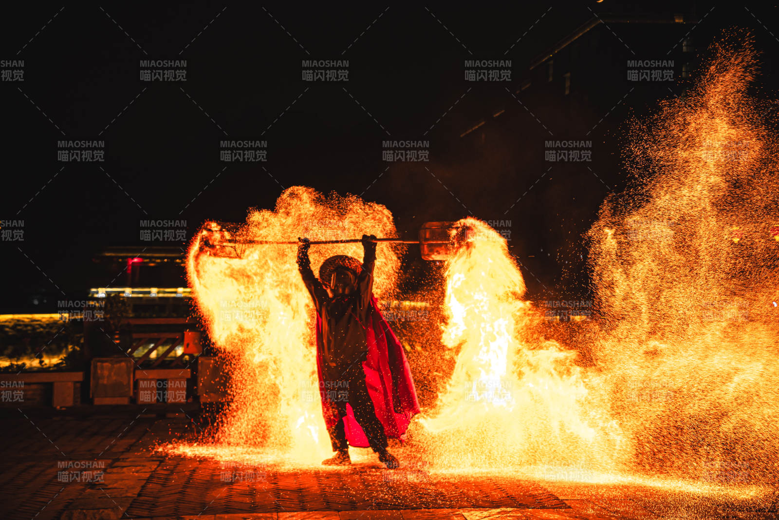 火舞之夜 红袍舞者燃爆全场图片