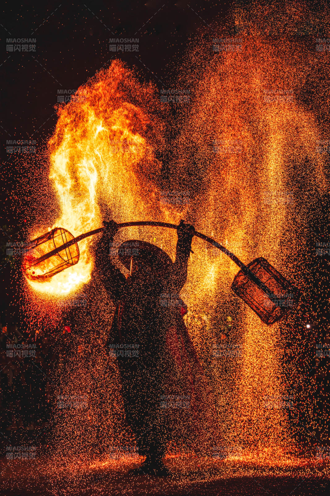 火舞飞溅 勇者扛焰行图片