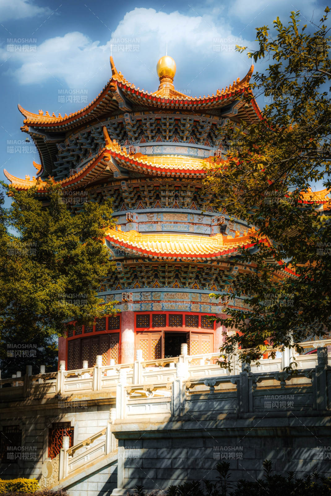 金顶古塔映蓝天图片