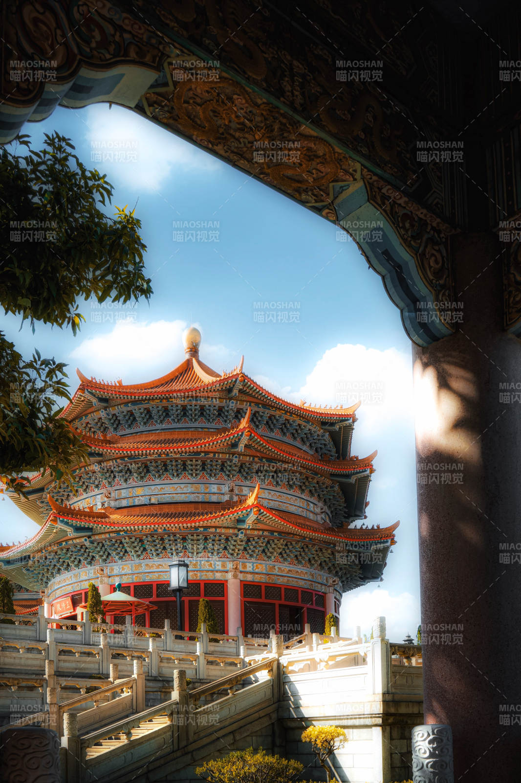 古塔映蓝天 飞檐斗拱美图片