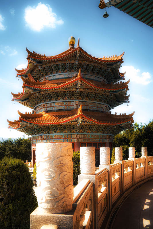 古塔映蓝天 雕栏绕云间图片