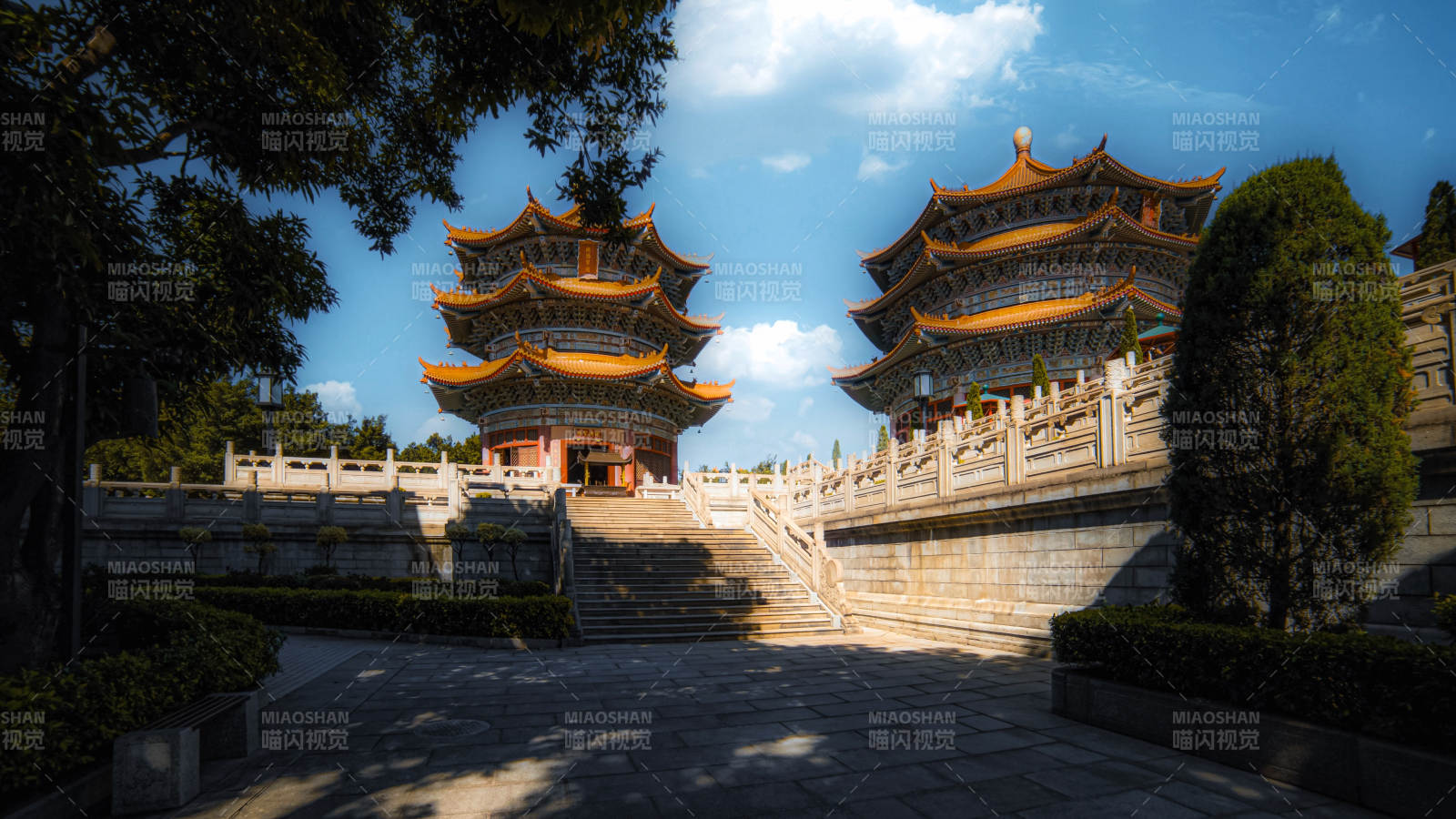 双塔映蓝天 古韵悠长景图片