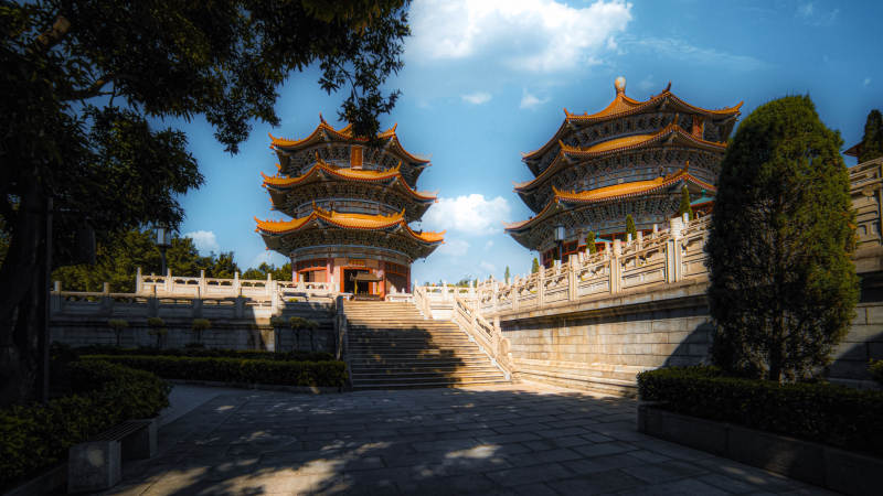 双塔映蓝天 古韵悠长景图片