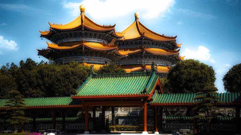 金顶绿瓦古寺映蓝天图片