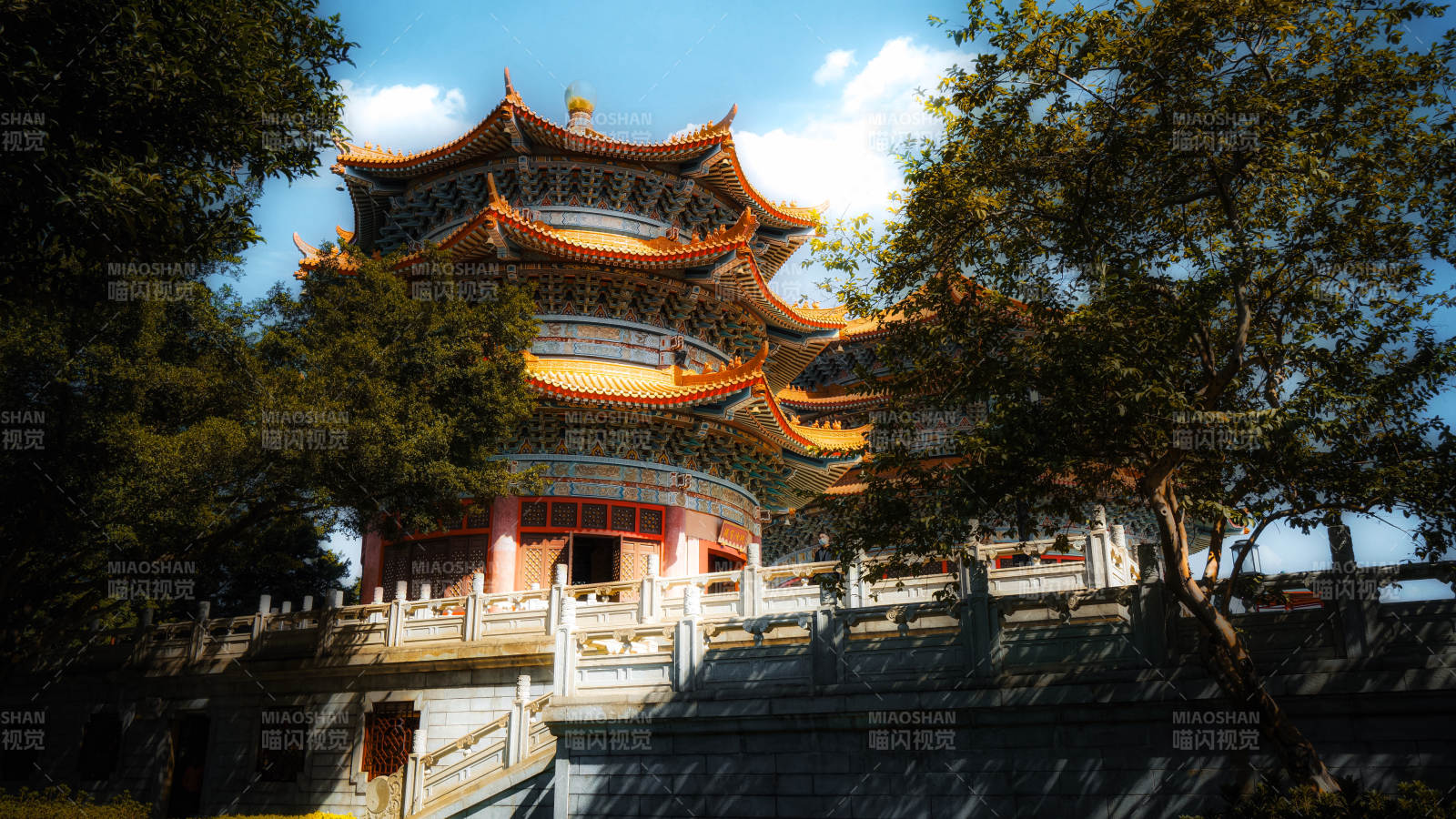 古塔映蓝天 绿树绕金檐图片