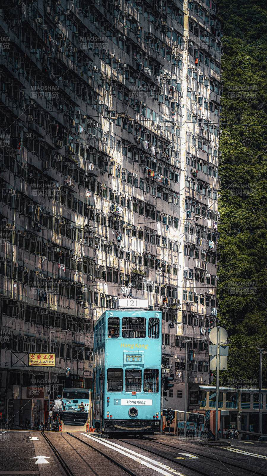 香港电车穿行高楼间图片
