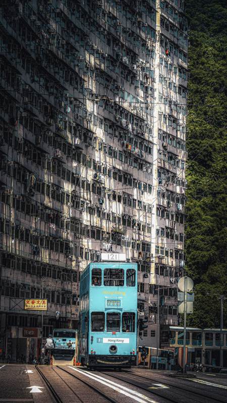 香港电车穿行高楼间图片