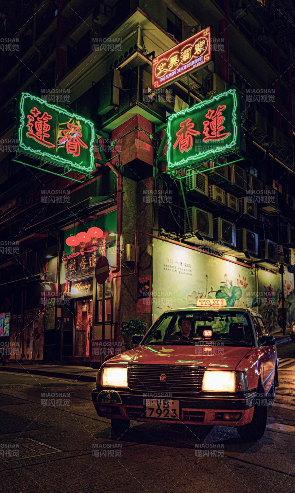 霓虹夜街 红 taxi 穿巷过图片