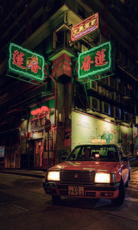 霓虹夜街 红 taxi 穿巷过图片